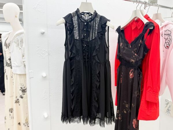 ハローキティコラボの限定アイテムやカフェも併設　SNIDELの路面店が青山にオープン