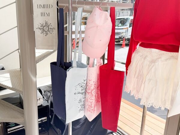 ハローキティコラボの限定アイテムやカフェも併設　SNIDELの路面店が青山にオープン