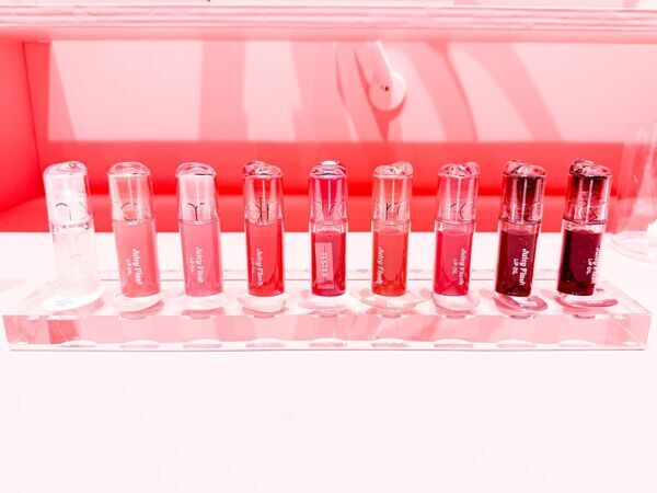 ILLIT・WONHEEが大絶賛！　rom&nd新作「ジューシーフラッシュリップオイル」のおすすめカラーを紹介