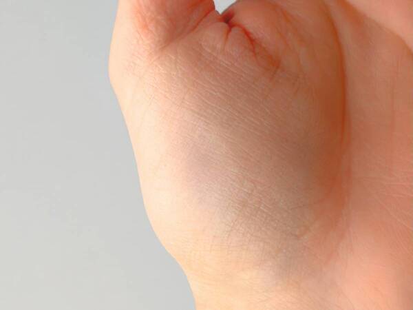 イエベ秋がトライ！　エクセル、KATEの「仕込みコンシーラー」でつくる浮かない白玉肌