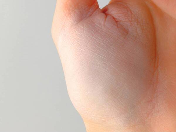 イエベ秋がトライ！　エクセル、KATEの「仕込みコンシーラー」でつくる浮かない白玉肌