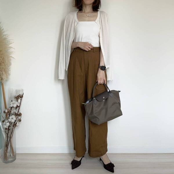 ユニクロのリネンパンツが優秀！　長い夏を快適に過ごす大人の着回し術