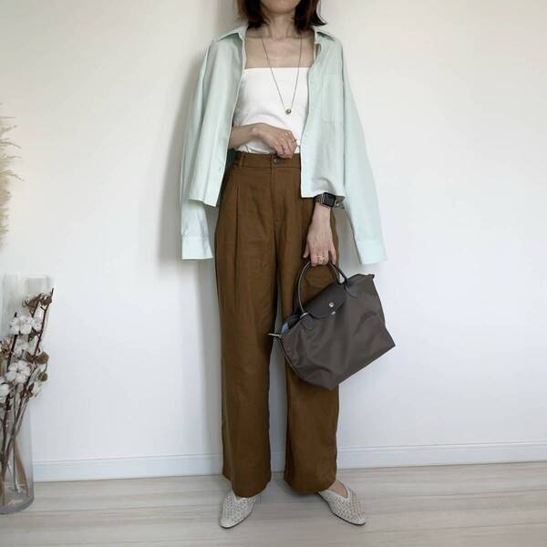 ユニクロのリネンパンツが優秀！　長い夏を快適に過ごす大人の着回し術