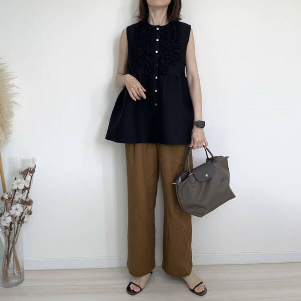 ユニクロのリネンパンツが優秀！　長い夏を快適に過ごす大人の着回し術