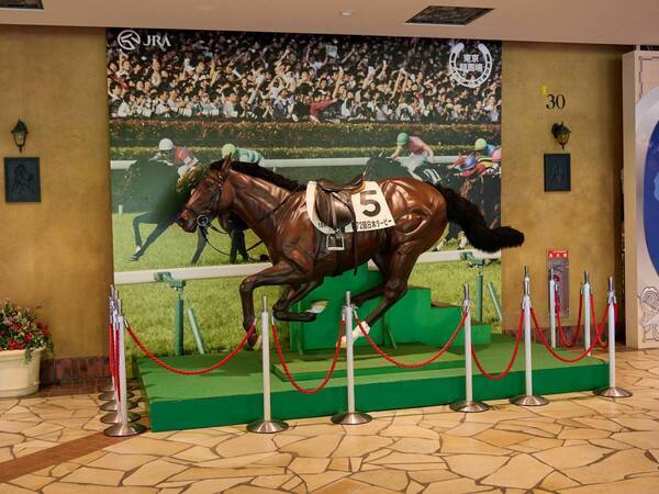 春は東京競馬場を楽しみつくす！　グルメ、グッズ購入、馬とのふれあい……“レースだけじゃない”楽しみ方