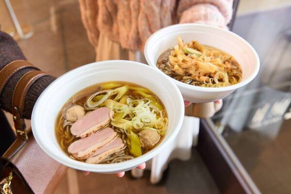 春は東京競馬場を楽しみつくす！　グルメ、グッズ購入、馬とのふれあい……“レースだけじゃない”楽しみ方