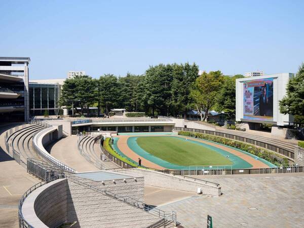 春は東京競馬場を楽しみつくす！　グルメ、グッズ購入、馬とのふれあい……“レースだけじゃない”楽しみ方