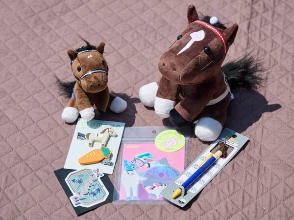 ぬいぐるみから前髪クリップまで！　東京競馬場で買えるおすすめ“ウマ活”グッズ
