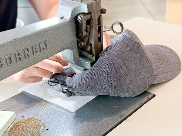 デザインもカラーも選べる刺繍サービスで特別なギフトを。　Theoryが母の日に合わせたイベントを実施