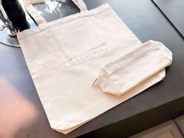 デザインもカラーも選べる刺繍サービスで特別なギフトを。　Theoryが母の日に合わせたイベントを実施