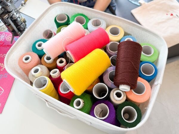 デザインもカラーも選べる刺繍サービスで特別なギフトを。　Theoryが母の日に合わせたイベントを実施