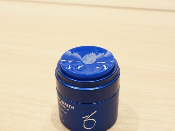 年齢を重ねることで生じる“肌の薄さ”悩みに着目。ゼオスキンヘルスのジェル美容液「Gファクターセラム」がリニューアル