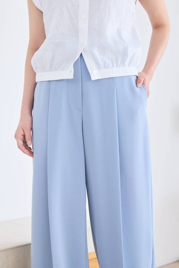 頑張りすぎないのに上品。“できる先輩”がまとう初夏のきれいめコーデ