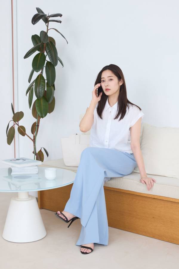 頑張りすぎないのに上品。“できる先輩”がまとう初夏のきれいめコーデ