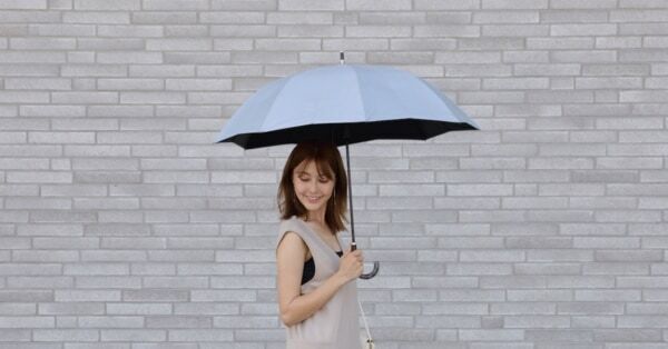 閉じるだけで一気にたためる日傘に、WEB限定の新色「アイスブルー」が登場