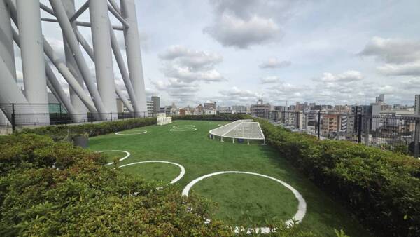 ついに開放！　スカイツリーを真下から見る芝生空間『LOOK UP CAFE TOKYO SKYTREE』