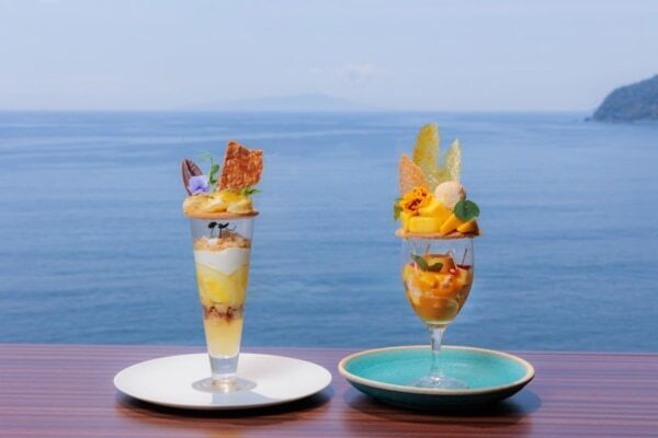 海を一望しながらパフェを。ホテルニューアカオ・絶景カフェ「花の妖精」に初夏を彩るパフェ2種が登場