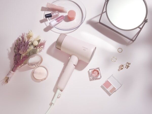 ⼤⾵量なのにまとまる。マクセルブランド「Angelique」プラズマイオンヘアドライヤー2機種を新発売