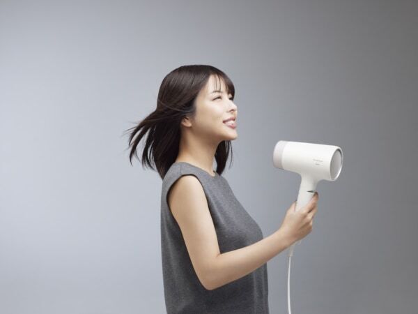 ⼤⾵量なのにまとまる。マクセルブランド「Angelique」プラズマイオンヘアドライヤー2機種を新発売