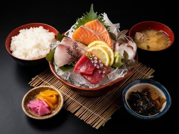 東京初、多摩市に！ TVでも話題の刺身食べ放題「漁港食堂 三方」がオープン