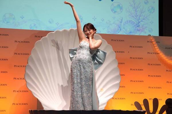 PEACH JOHNミューズ・森香澄がマーメイドドレスでイベント登場！　新発売「人魚のブラ」のお気に入りポイントを語る