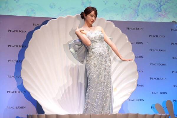 PEACH JOHNミューズ・森香澄がマーメイドドレスでイベント登場！　新発売「人魚のブラ」のお気に入りポイントを語る