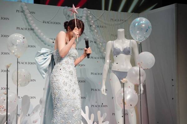 PEACH JOHNミューズ・森香澄がマーメイドドレスでイベント登場！　新発売「人魚のブラ」のお気に入りポイントを語る
