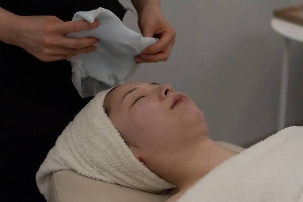 「最近、盛れない……」→顎シュッ、目パチッ！　ポーラで人生初エステを受けたコスメオタクが、まるで別人に!?
