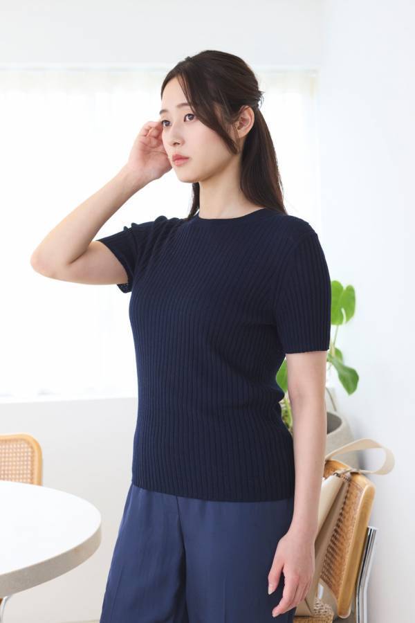 梅雨の大人通勤コーデ。湿気にも冷房にも負けないアイテムを紹介