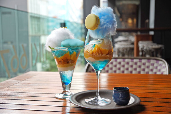 昼と夜で異なるパフェが楽しめる！　「Trip.com×ハイアット セントリック 銀座 東京」のコラボパフェで“夏の旅気分”を味わってみた