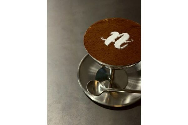 入口では「月」がお出迎え。札幌・すすきのに隠れ家カフェ＆バー「nuit.」がオープン