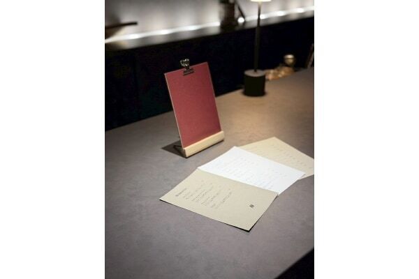 入口では「月」がお出迎え。札幌・すすきのに隠れ家カフェ＆バー「nuit.」がオープン
