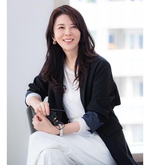 全骨格タイプに似合うロゴTシャツ・ワンピースが完成！　“大人女性の悩みに効く”Eluraより、「誰でも似合う神シリーズ」がデビュー
