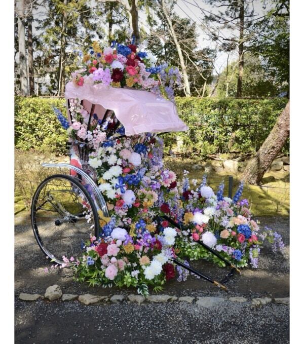 【大手町】水面に浮かぶ花々と、やわらかな光が初夏の大手町を彩る。フラワーイベント「Otemachi One みなも花灯り」開催中