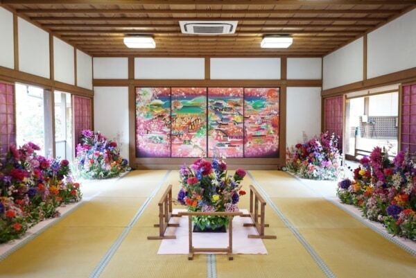 【大手町】水面に浮かぶ花々と、やわらかな光が初夏の大手町を彩る。フラワーイベント「Otemachi One みなも花灯り」開催中