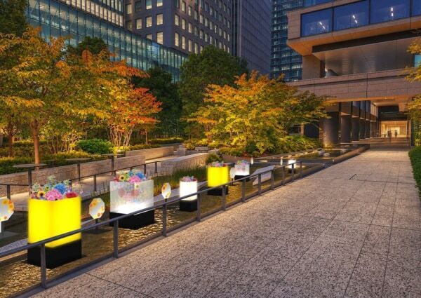 【大手町】水面に浮かぶ花々と、やわらかな光が初夏の大手町を彩る。フラワーイベント「Otemachi One みなも花灯り」開催中