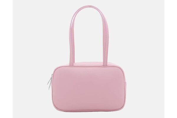 レザーバックにアイコニックなチャームで遊び心を。マリメッコの「Gratha」と「Karla」に新作コレクションが登場