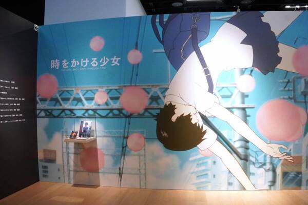 あの夏のきらめきが眩しい……。「時かけ」「おおかみこども」「サマーウォーズ」の世界に没入できる「細田守の原点/展」開催中