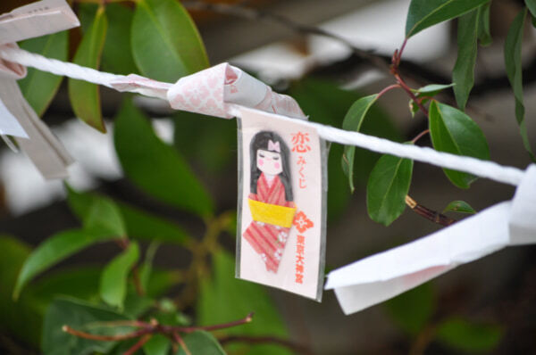 縁結びの神様「東京大神宮」にはジンクスがある？　人気の“恋みくじ”を紹介