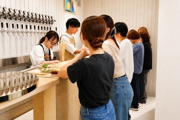 大阪・心斎橋にクラフトビール×自家製豚まんの「スタンドうみねこ3tR」がオープン