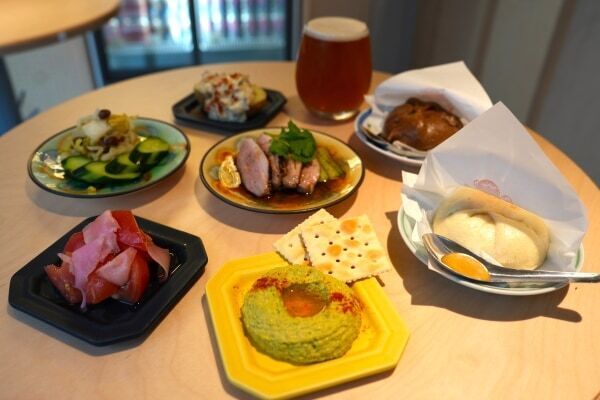 大阪・心斎橋にクラフトビール×自家製豚まんの「スタンドうみねこ3tR」がオープン