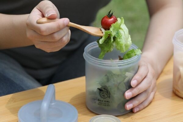 サラダもうどんもこれひとつで。手軽に持ち運べる「ボトルランチボックス」が登場