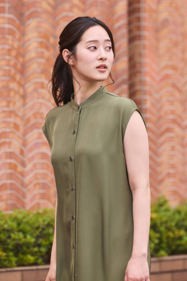 暑すぎる日の通勤服問題を解決。一枚でサマになる“大人のきれいめワンピ”