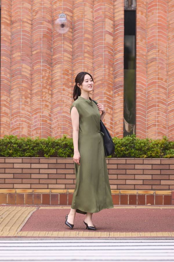 暑すぎる日の通勤服問題を解決。一枚でサマになる“大人のきれいめワンピ”