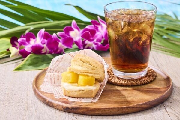 【フレッシュネスバーガー】アロハな夏のご褒美カフェタイム！　作りたてスコーンサンドに「パイン×クリームチーズ」が期間限定で登場