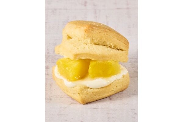 【フレッシュネスバーガー】アロハな夏のご褒美カフェタイム！　作りたてスコーンサンドに「パイン×クリームチーズ」が期間限定で登場