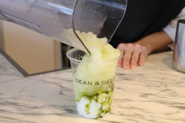 この夏、何度も飲みたい！　DEAN & DELUCAの限定シャインマスカットフラッペ“おいしさの秘密”を聞いてきた