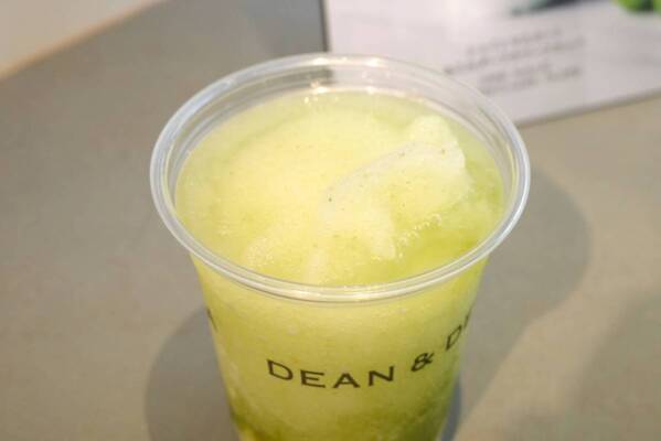 この夏、何度も飲みたい！　DEAN & DELUCAの限定シャインマスカットフラッペ“おいしさの秘密”を聞いてきた