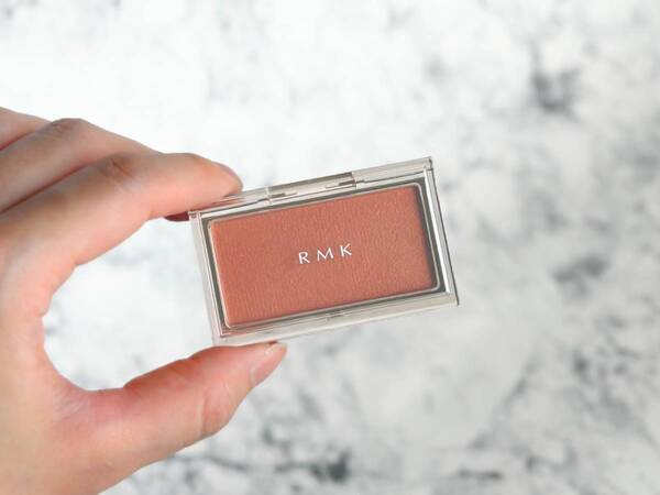 アラサーの肌色にマッチ。RMK「ピュア コンプレクション ブラッシュ」の熟したオレンジで彩るじゅわっとチーク