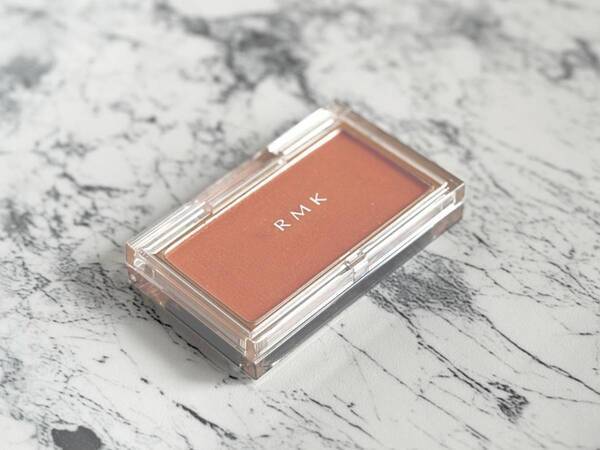 アラサーの肌色にマッチ。RMK「ピュア コンプレクション ブラッシュ」の熟したオレンジで彩るじゅわっとチーク